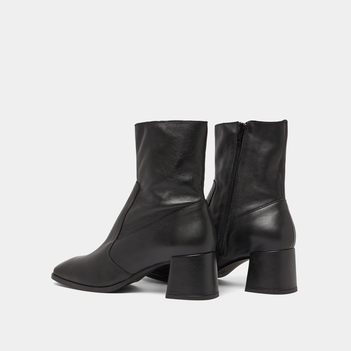 Oval-toe boots in black leather | ARGENTAT