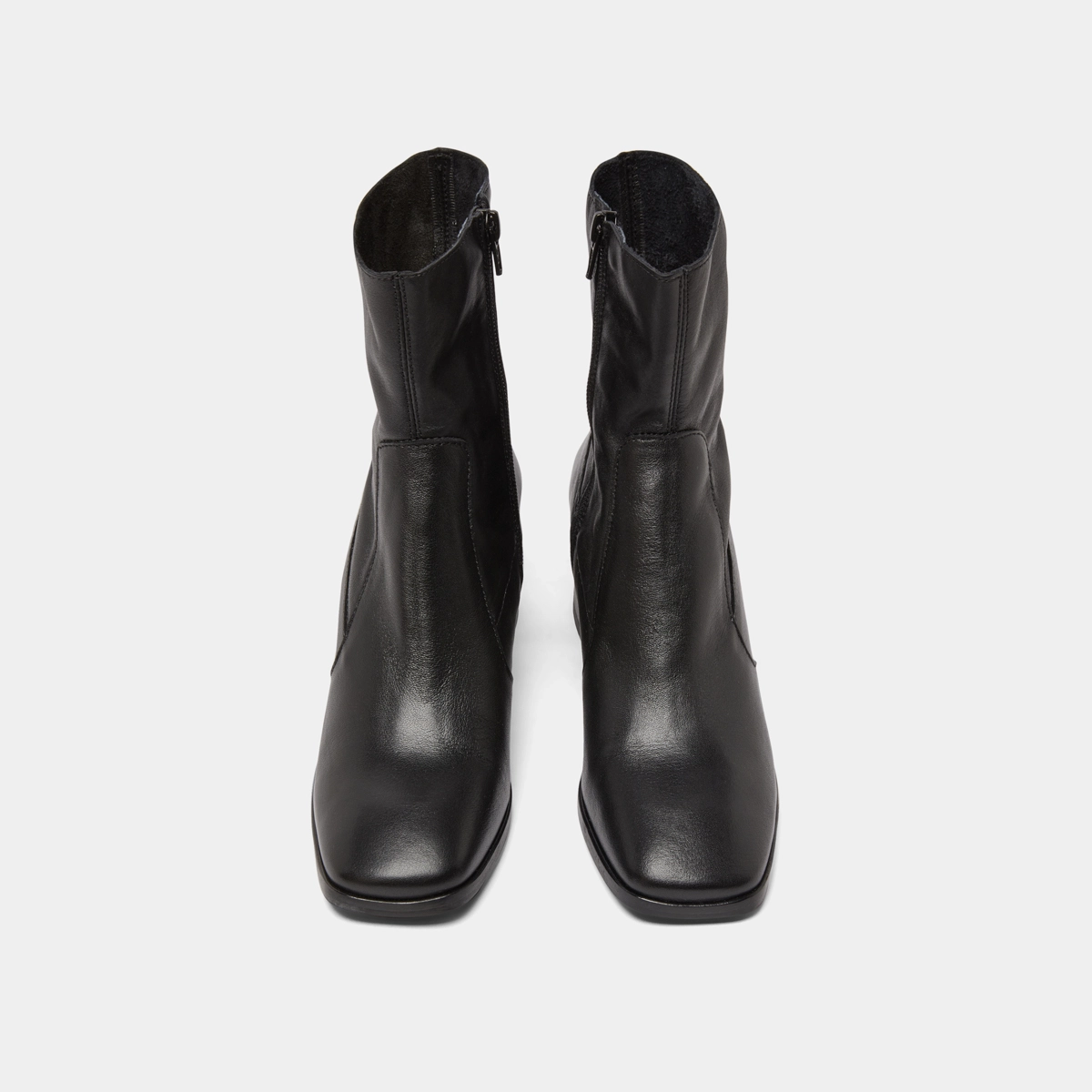 Oval-toe boots in black leather | ARGENTAT