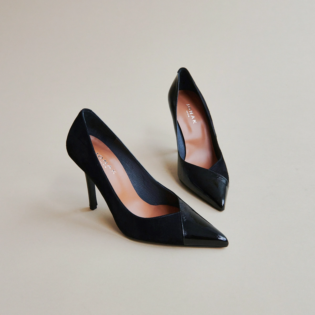 Pumps pointed in black leather and black velvet | DOUG