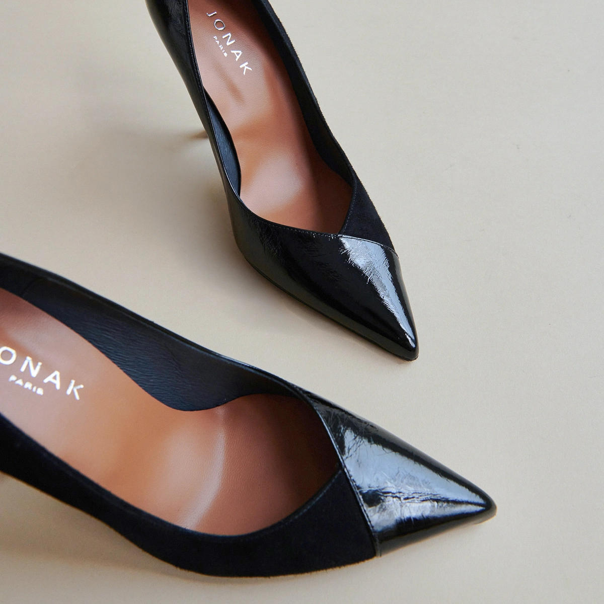 Pumps pointed in black leather and black velvet | DOUG
