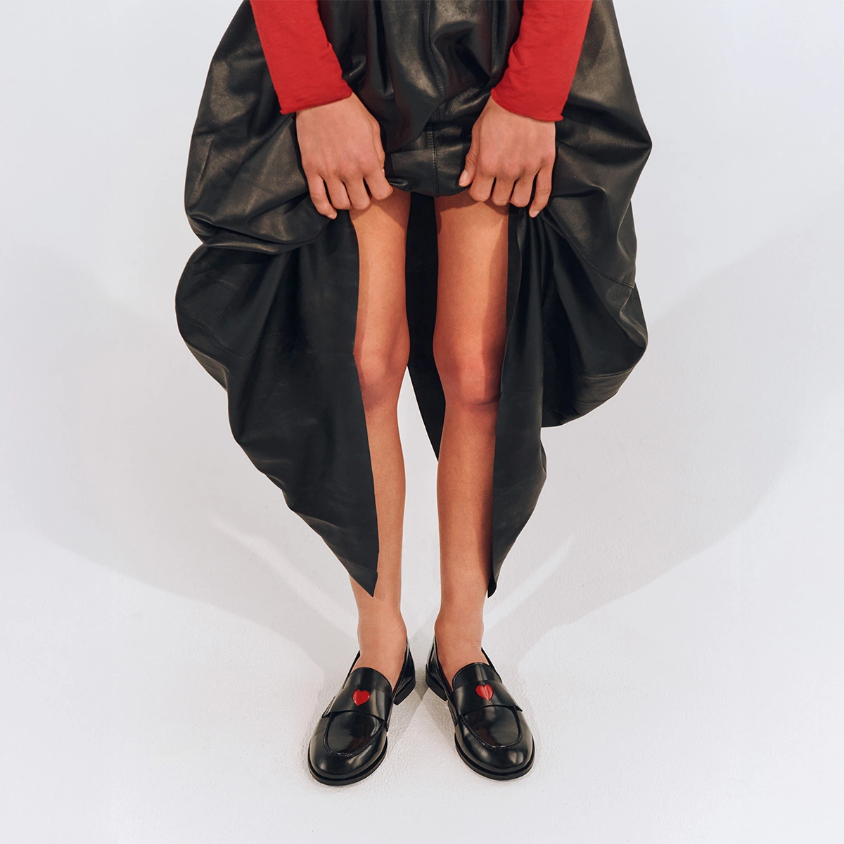 Loafers round-tipped in black shiny leather | DONJUAN
