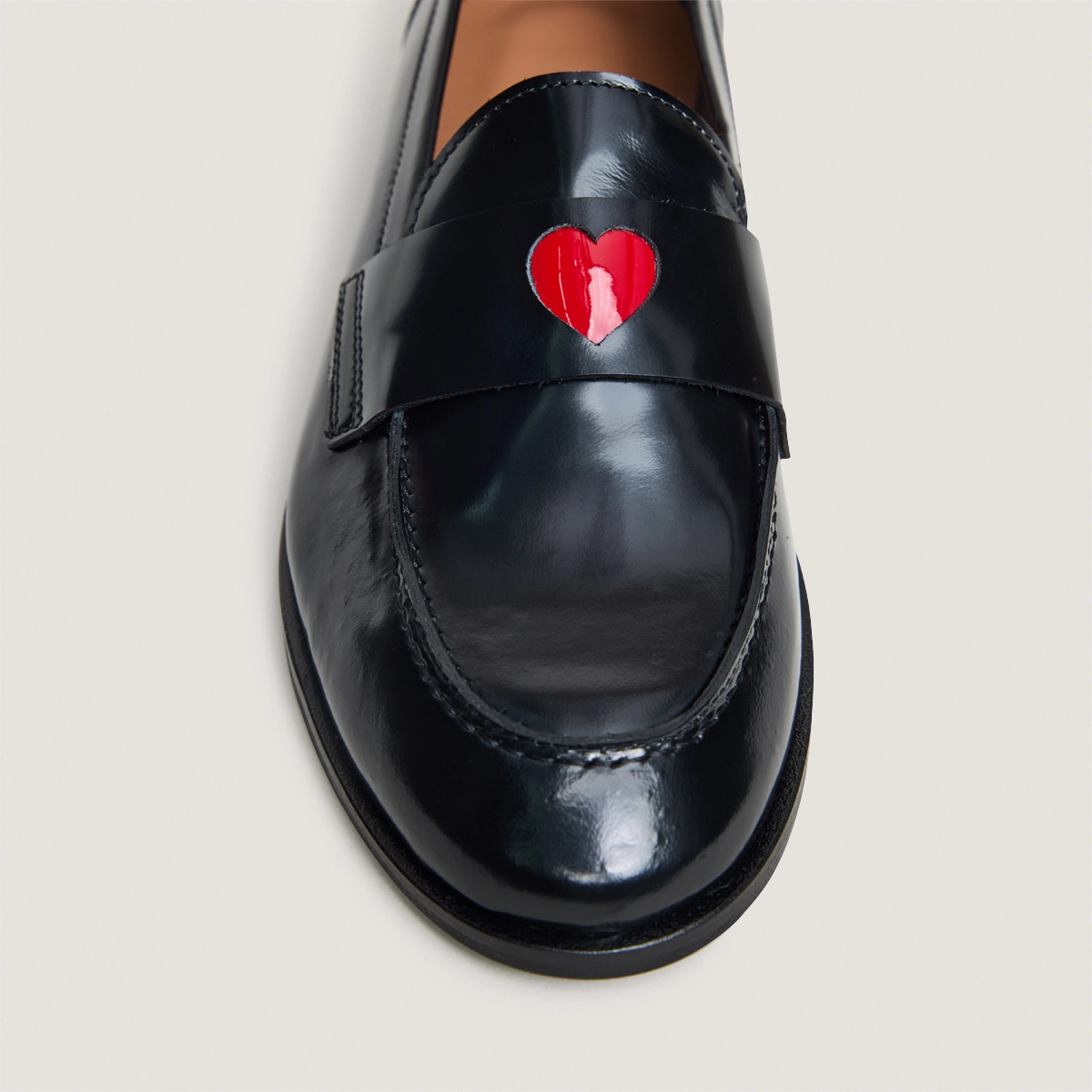 Loafers round-tipped in black shiny leather | DONJUAN