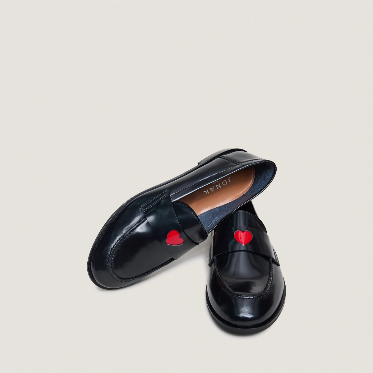 Loafers round-tipped in black shiny leather | DONJUAN