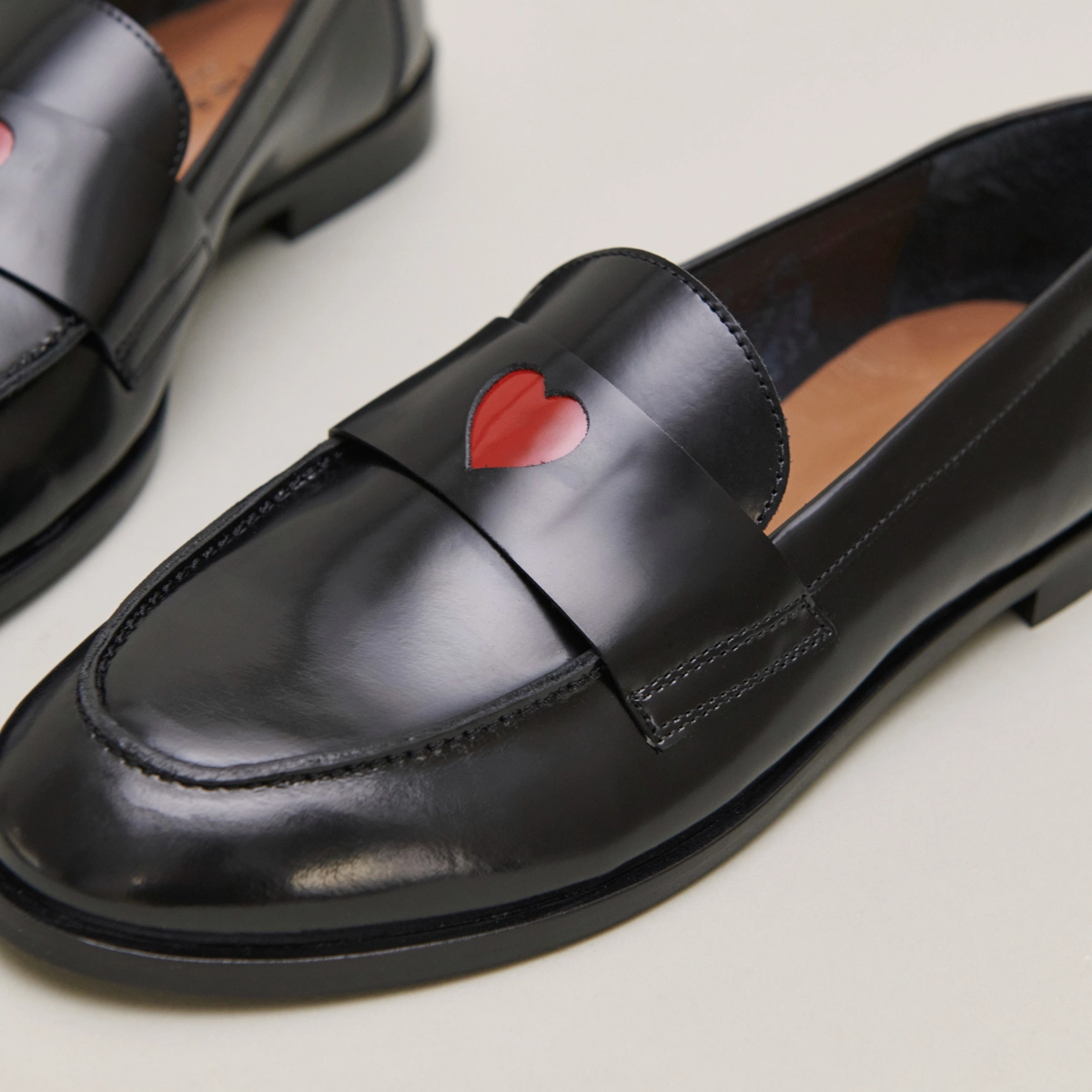Loafers round-tipped in black shiny leather | DONJUAN