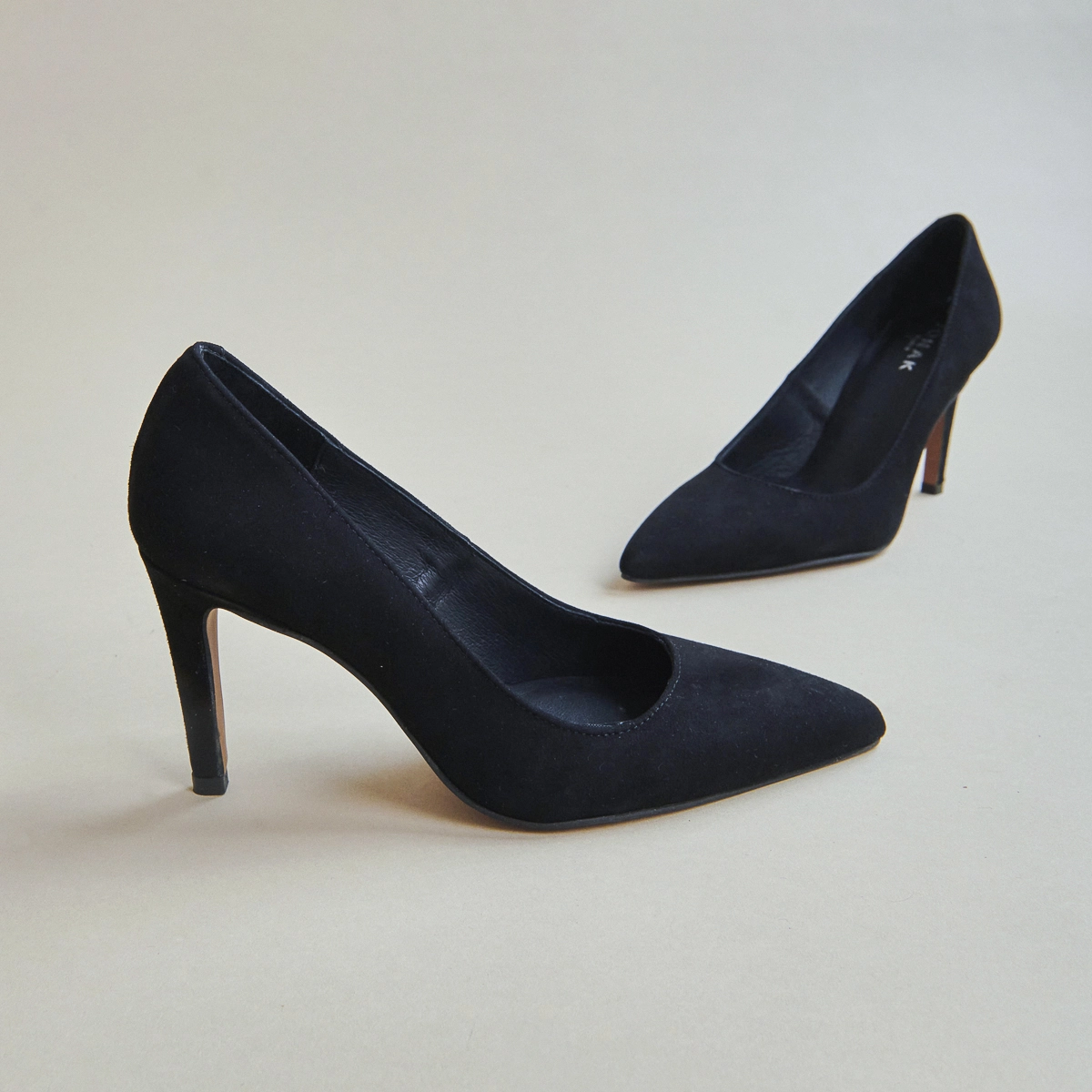 Pumps with pointed ends in black velvet | BABOR