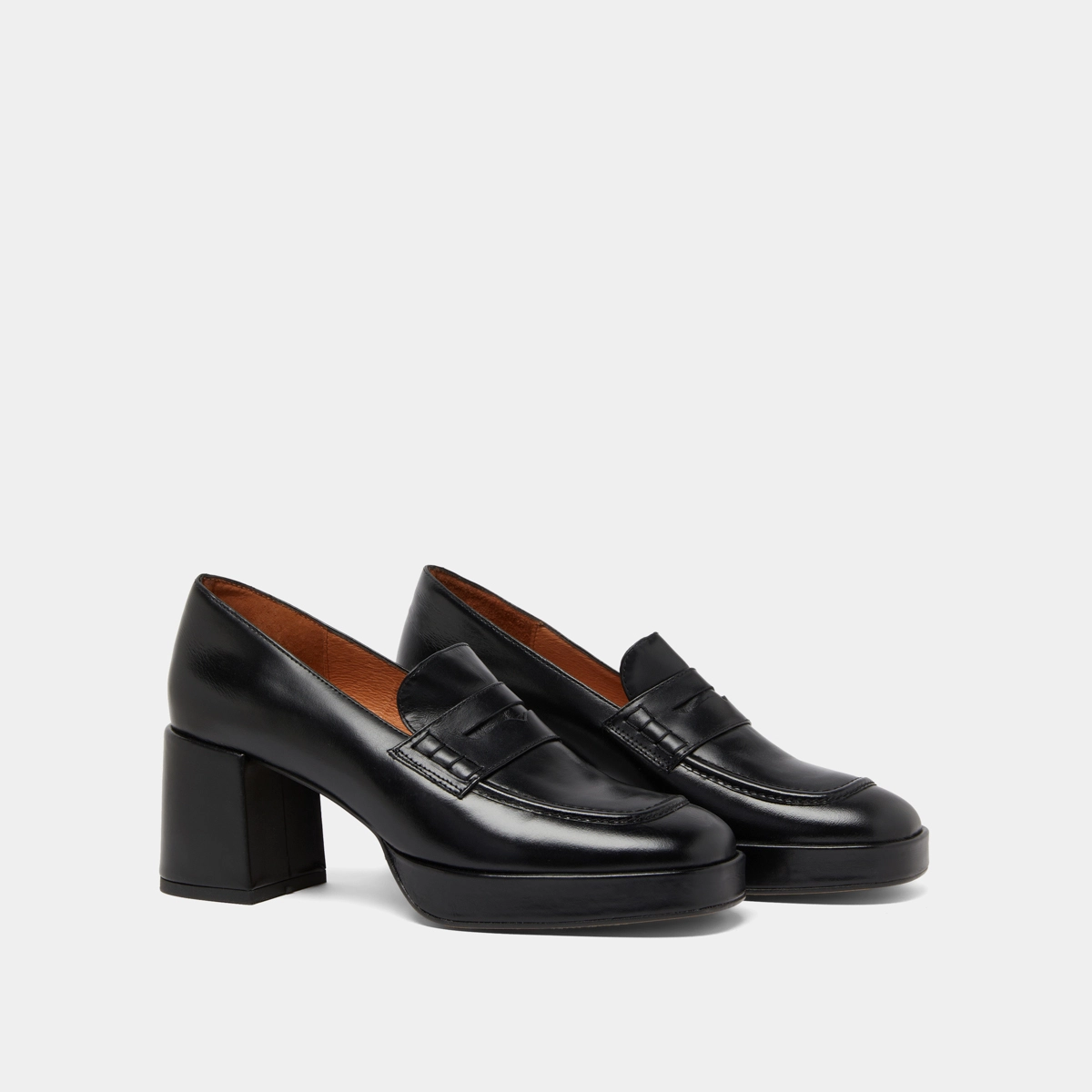 Heeled loafers with rounded tips in black leather | VOLTURA
