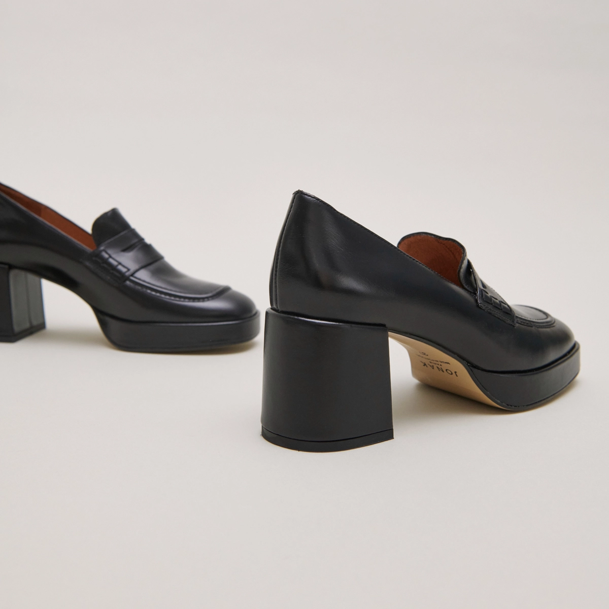 Heeled loafers with rounded tips in black leather | VOLTURA