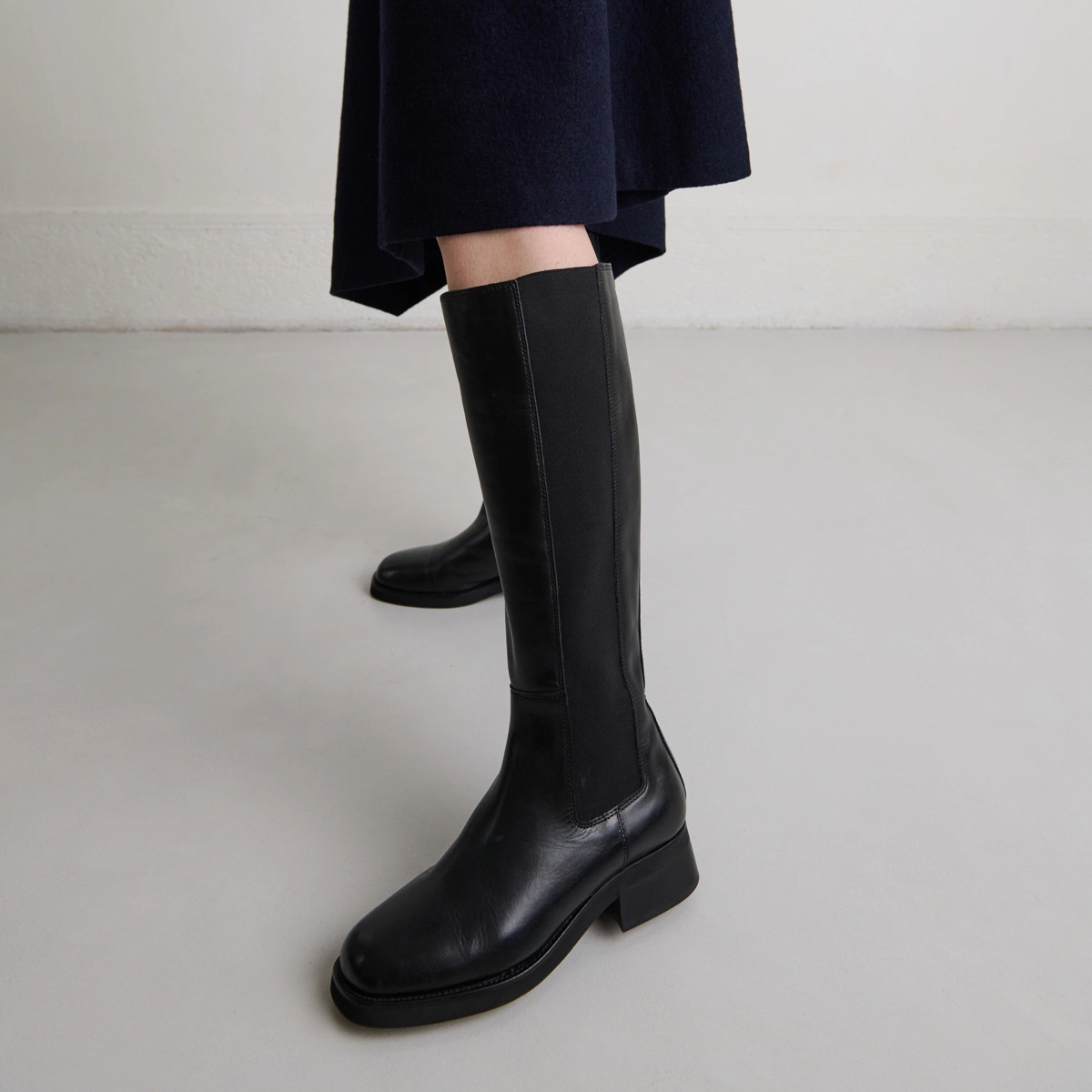High boots in black leather | PEGGIE