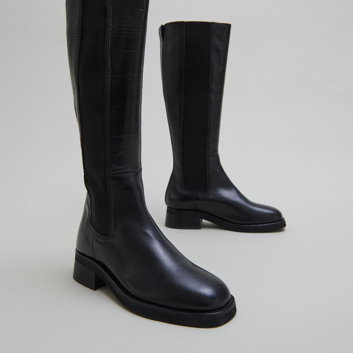 High boots in black leather | PEGGIE