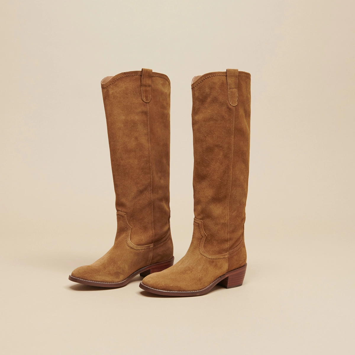 High boots with oval toes in cognac suede | MANHATTAN