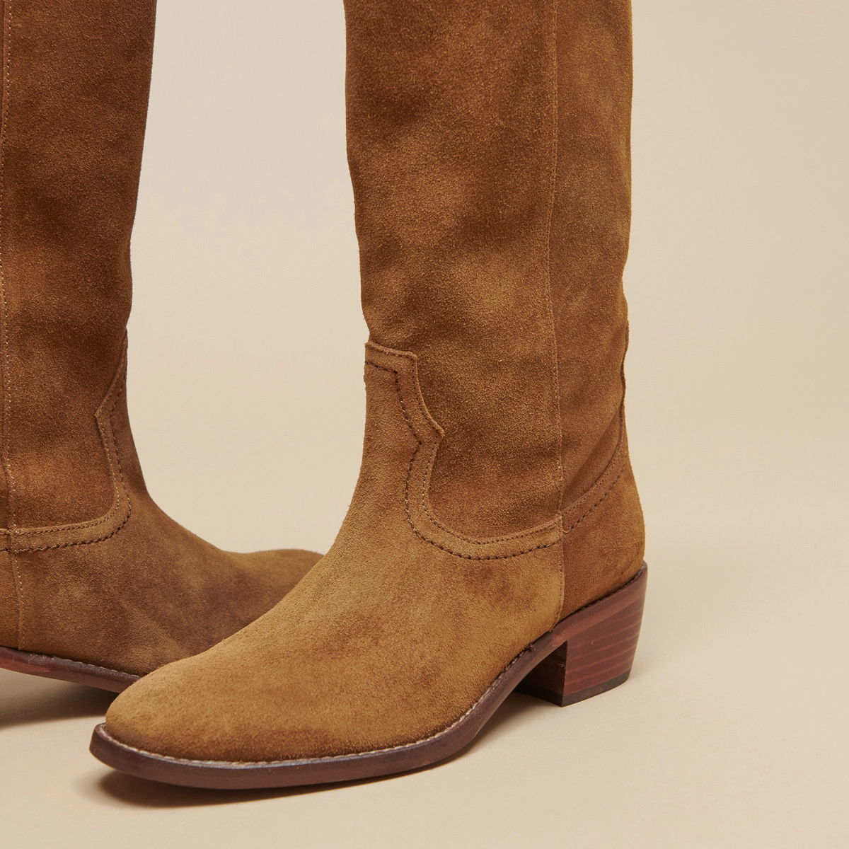 High boots with oval toes in cognac suede | MANHATTAN