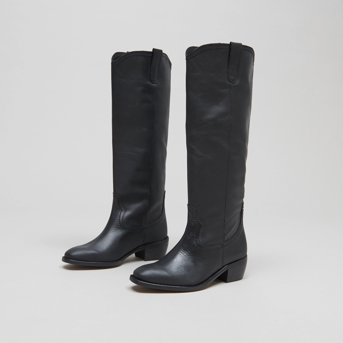 High boots with oval toes in black leather | MANHATTAN
