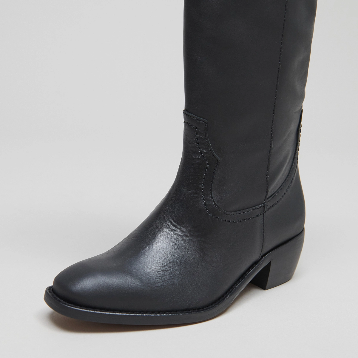 High boots with oval toes in black leather | MANHATTAN