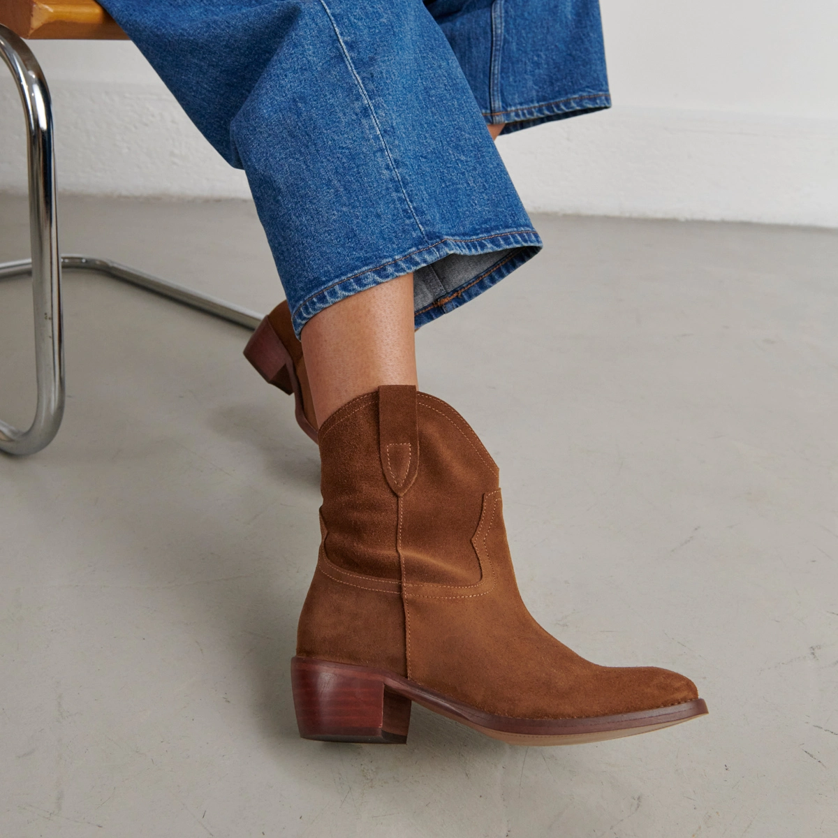 Oval-toe lowboots in cognac suede | MARBELLA
