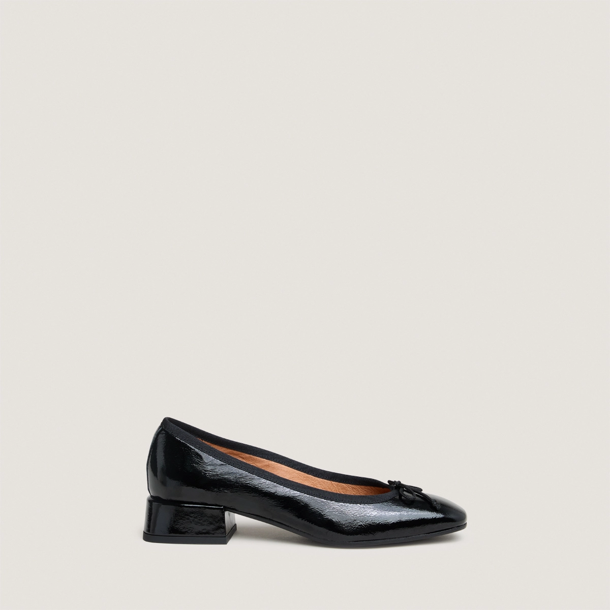 Ballet flats with square toes in black pleated patent | DYBIL