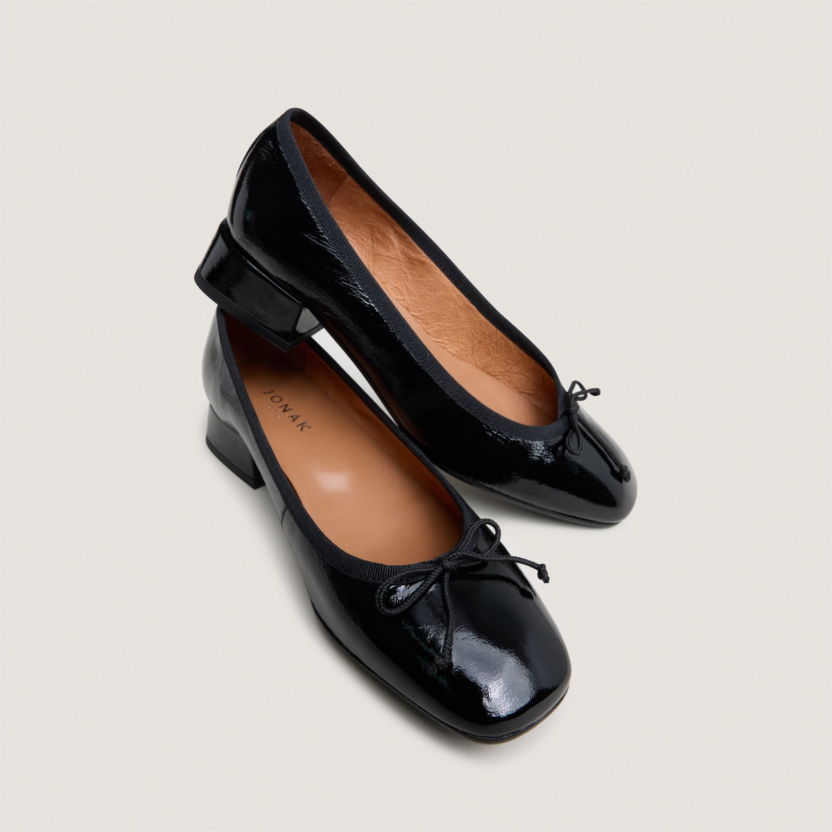 Ballet flats with square toes in black pleated patent | DYBIL