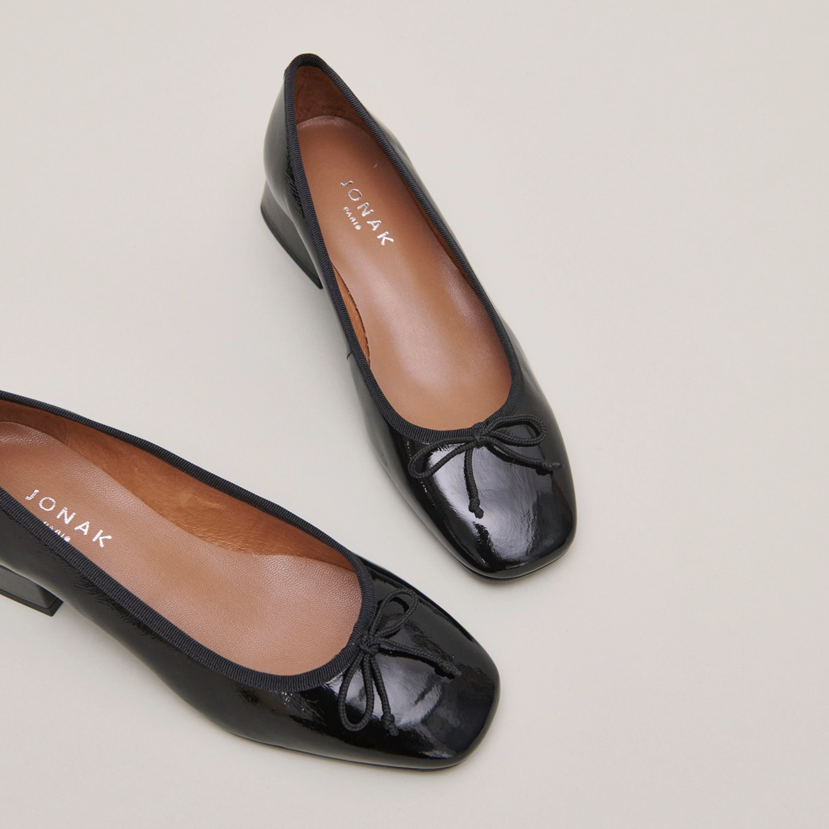 Ballet flats with square toes in black pleated patent | DYBIL