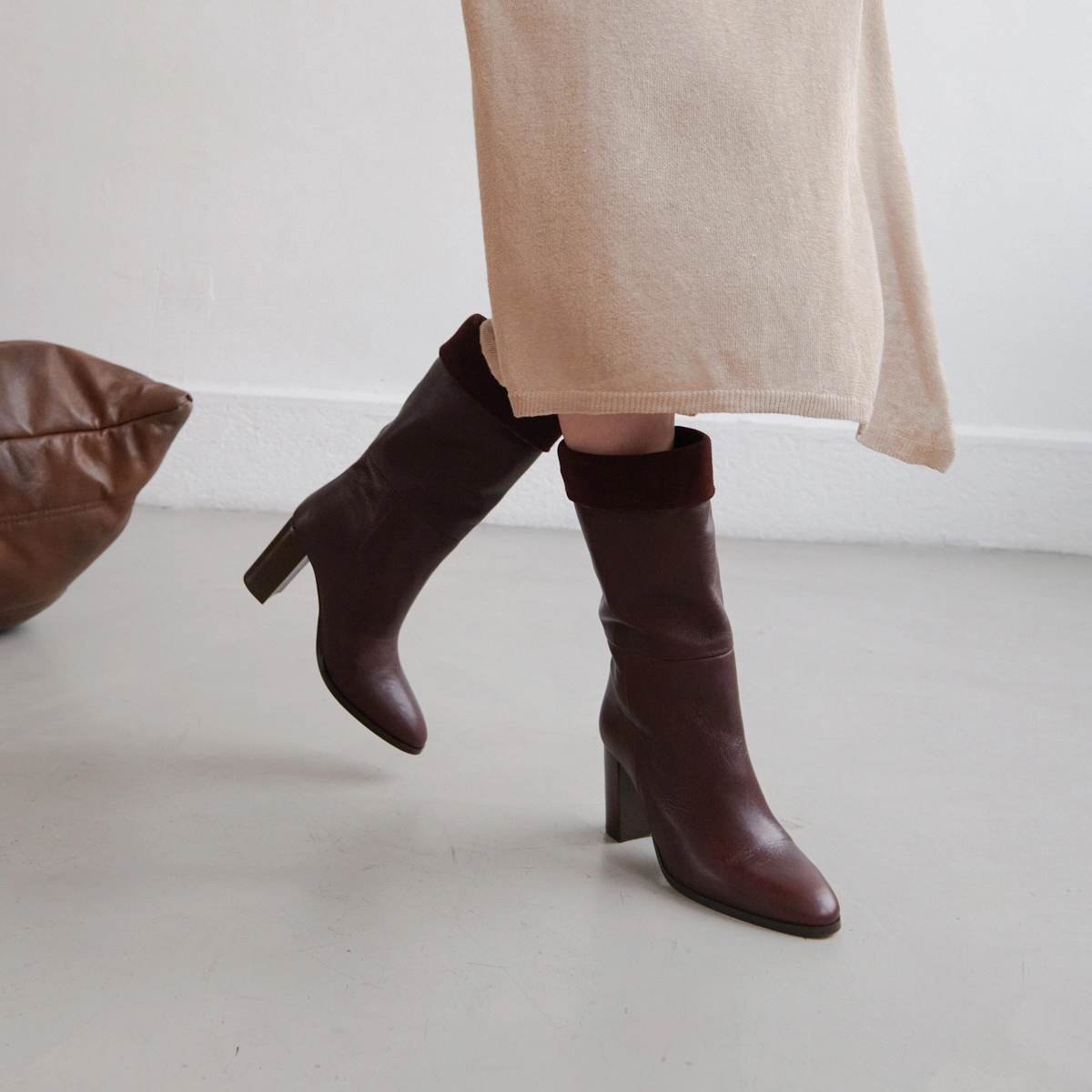 Pointed boots in burgundy leather and velvet | VANNES