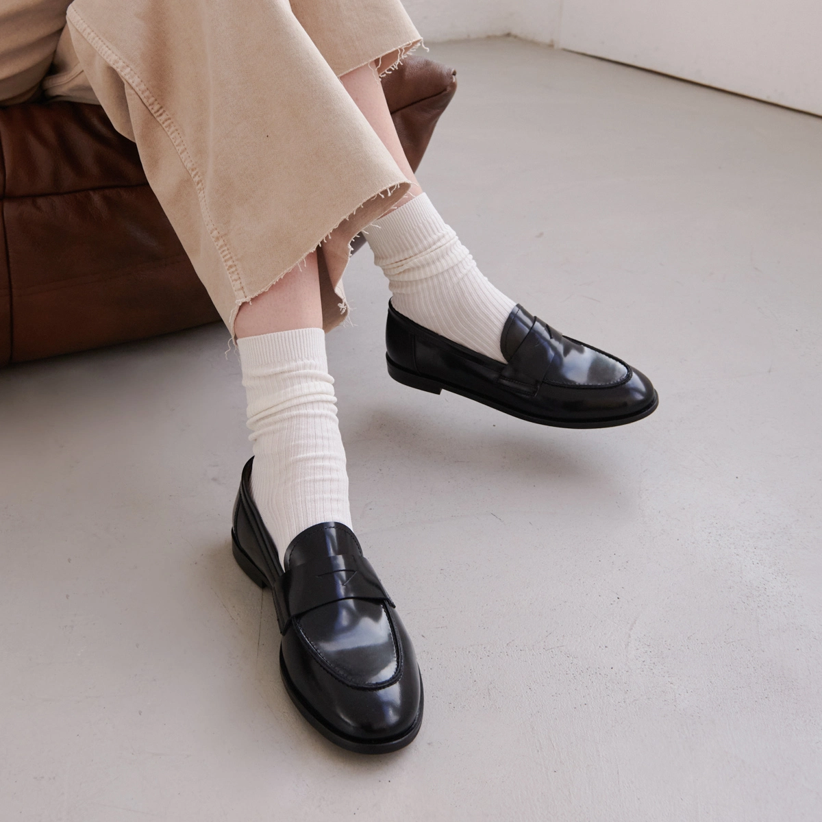 Round-toe loafers in black shiny leather | THELMA