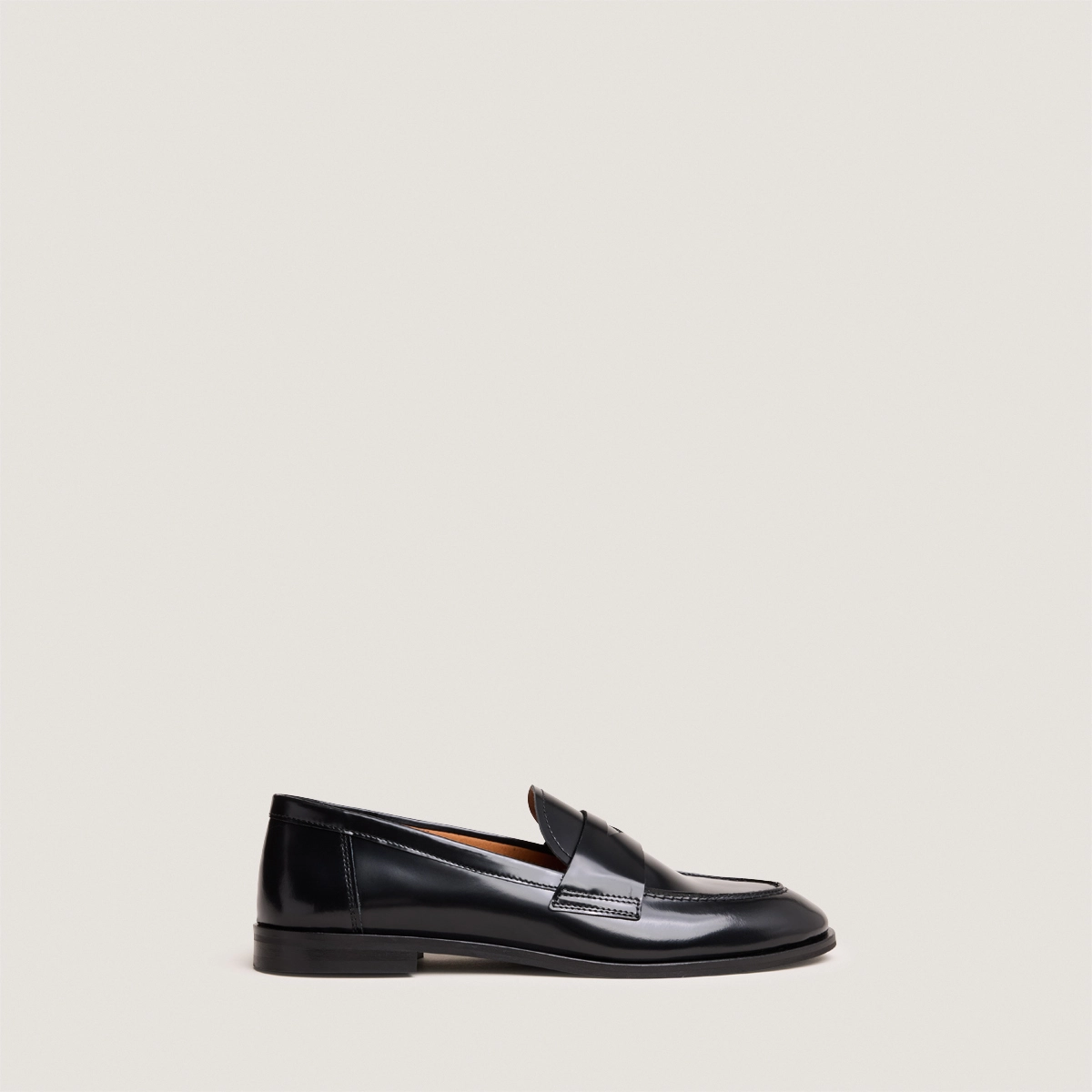Round-toe loafers in black shiny leather | THELMA