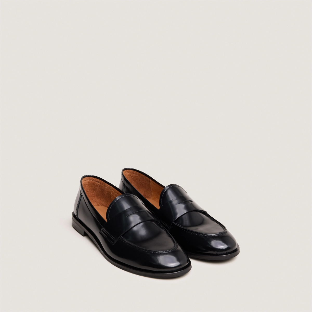 Round-toe loafers in black shiny leather | THELMA