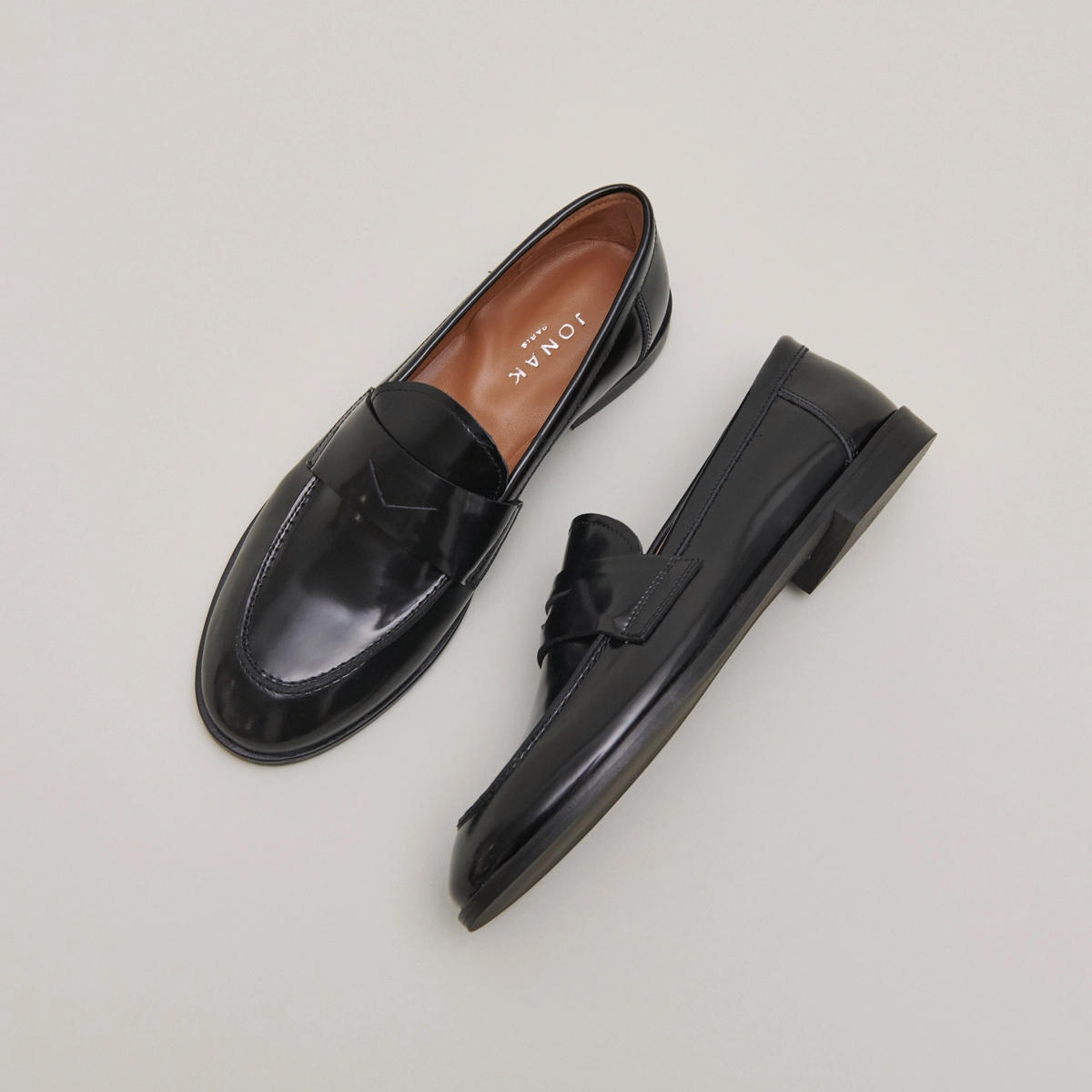 Round-toe loafers in black shiny leather | THELMA