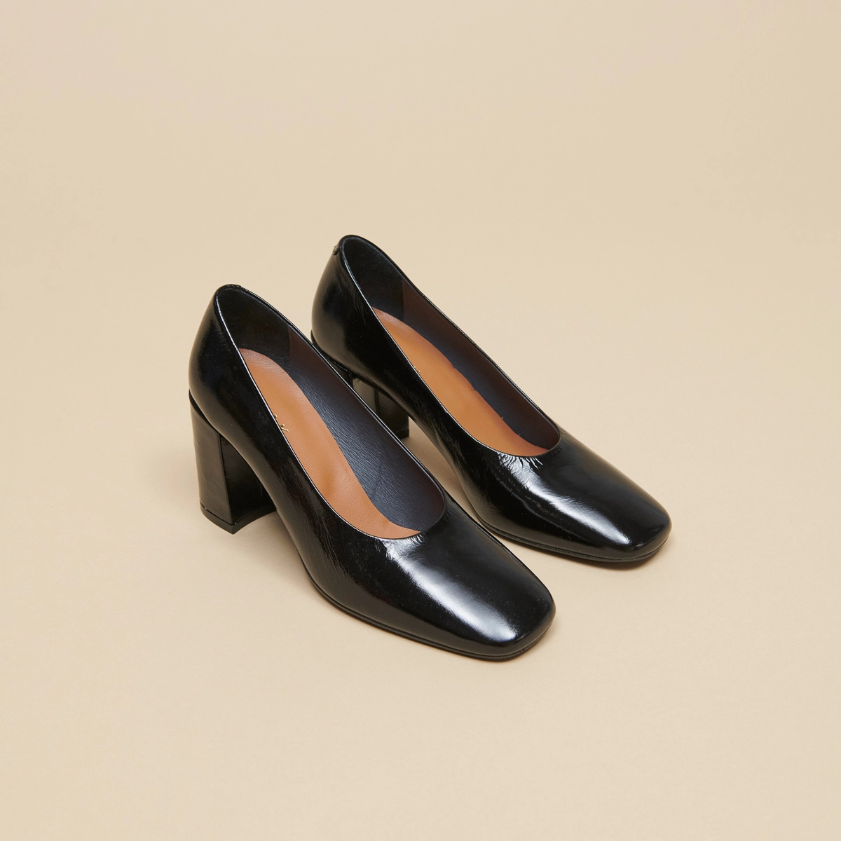 Pointed-toe pumps in shiny black leather | DELAWARE