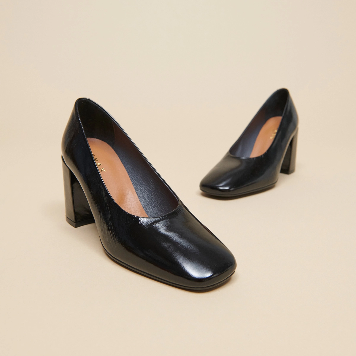 Pointed-toe pumps in shiny black leather | DELAWARE