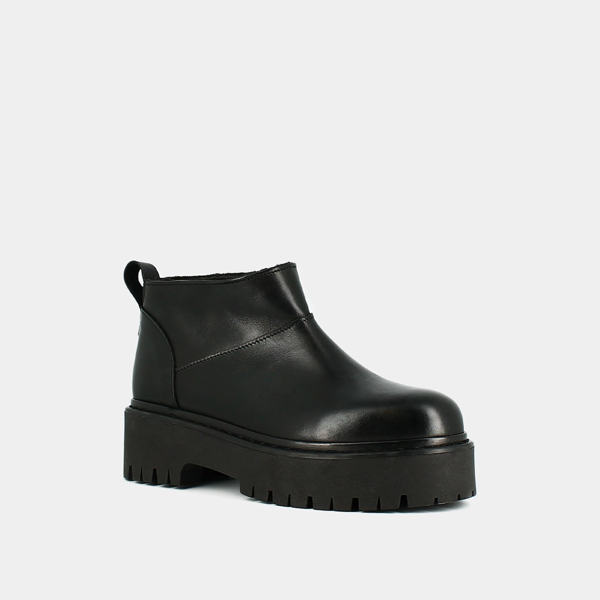 Boots with notched soles in black leather | RADIO