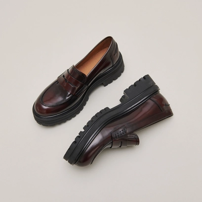 Loafer with notched soles in burgundy patinated leather | alfi