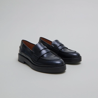 Round-toed loafers blue