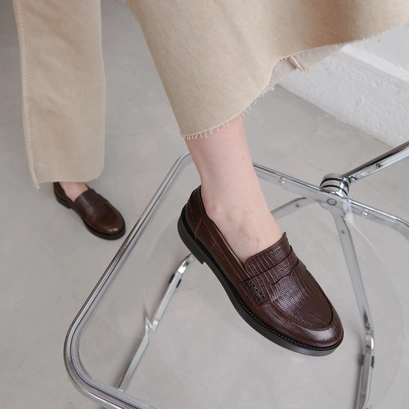 Round-toed loafers in brown reptile leather | mirna