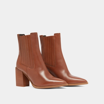 Boots with heels and pointed toes in cognac leather | perline