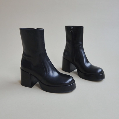 Heeled boots with square toe black
