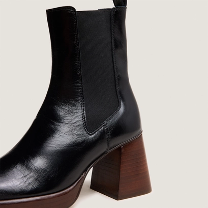 Square toe and elastic boots in black distressed leather | becca