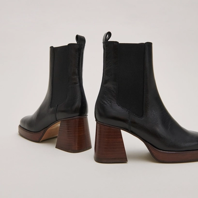 Square toe and elastic boots in black distressed leather | becca