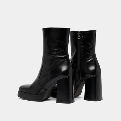 Boots with heels and square toes in black aged leather | ben