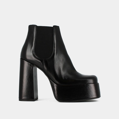 Platform boots with square toe in black leather | bob