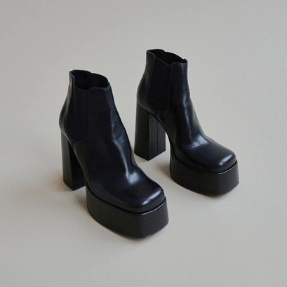 Platform boots with square toe in black leather | bob