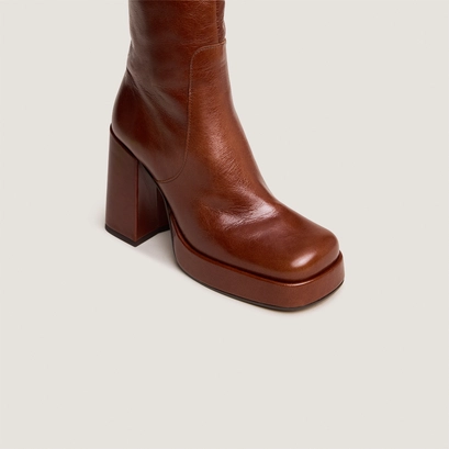 Boots with heels and square toes in brown distressed leather | bryan