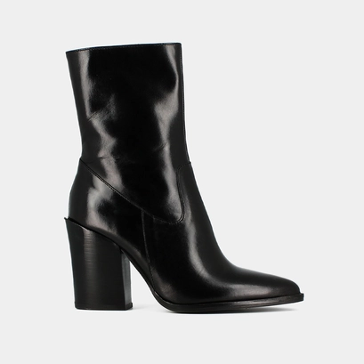 Heeled boots with pointed toes in black leather | buster