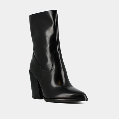 Heeled boots with pointed toes in black leather | buster