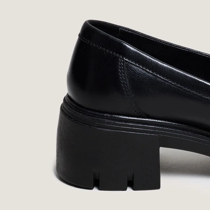 Heeled loafers with notched soles in black leather | aron