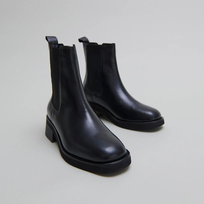 Round-toed boots in black leather | parisse