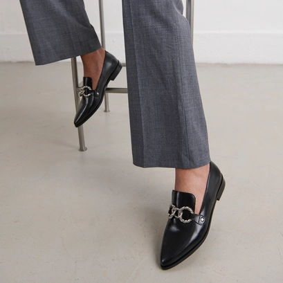 Loafers with silver buckles and pointed toes in black leather | alicante