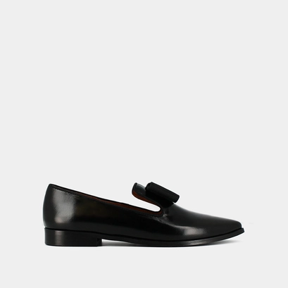 Loafers with bows and pointed toes in black leather | anglet