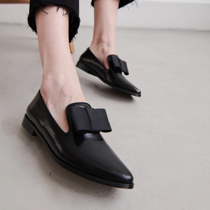 Loafers with bows and pointed toes in black leather | anglet