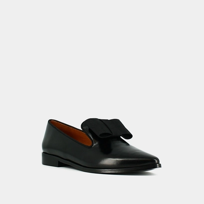 Loafers with bows and pointed toes in black leather | anglet