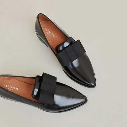 Loafers with bows and pointed toes in black leather | anglet