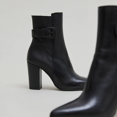 Pointed toe boots with buckles in black leather | beth